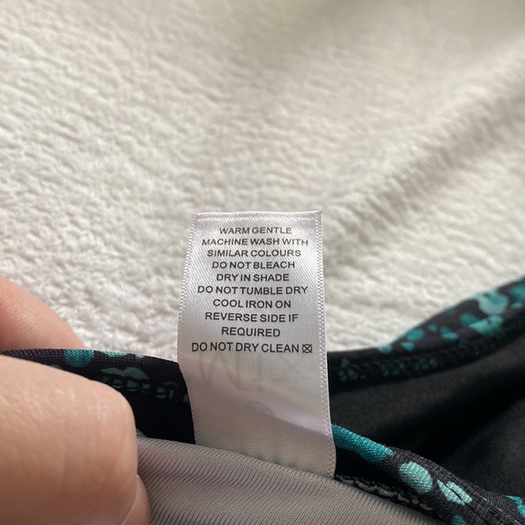 XL SPORTS BRA Black & shades of green racer style back size 12- 14 best fit NWOT - Picture 5 of 6